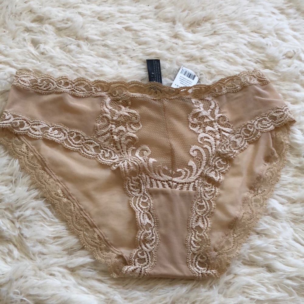 NWT Natori Feathers hipster